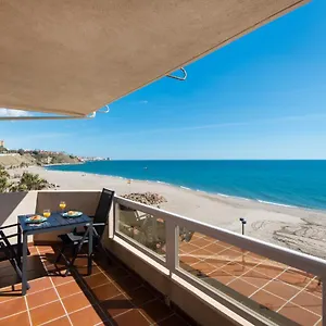 front-line-beach-fuengirola-apartment.1costadelsol.com/